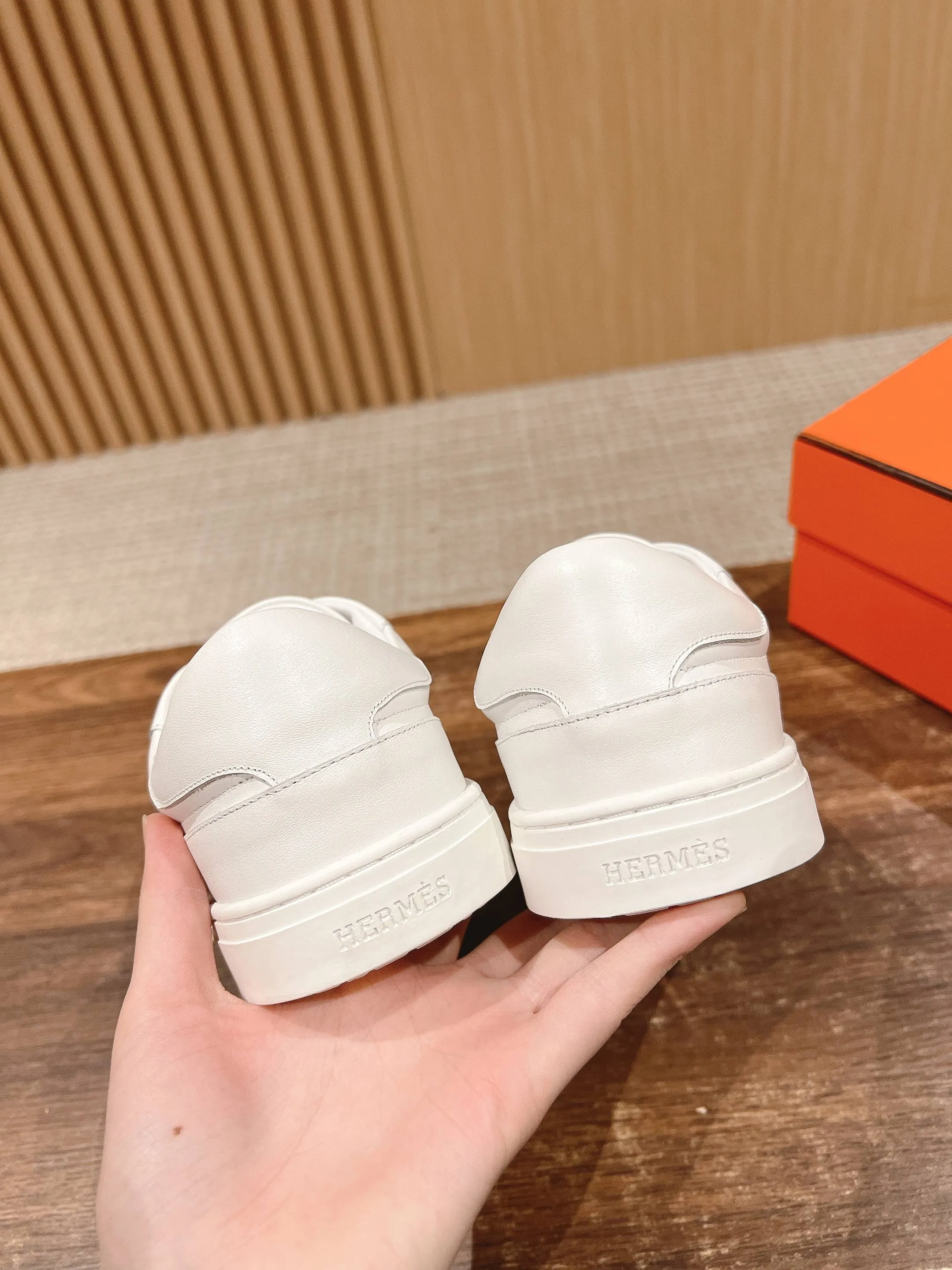 👟👟Ex-factory price 480👟👟 𝐇𝐄𝐑𝐌𝐄𝐒 Hermès classic couple style #𝐊𝐞𝐥𝐥𝐲 buckle casual white skateboard shoes. They will not conflict with shoes at all. Full of unknowns, Hermès rarely produces flat casual shoes and they are paired with classic palladium-plated Kelly shoe buckles! People will fall in love with it at first glance. It is very versatile ~ you can wear it with skirts and pants at will. 🉑️Close your eyes and look super noble. ❥ MATERIAL Specific cowhide/canvas material, sheepskin lining, original molded TPU outsole Size: 35-44